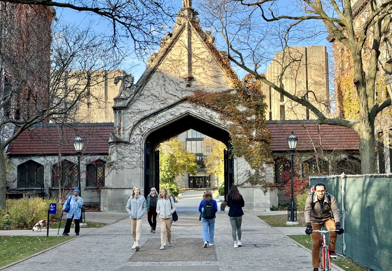 Students walking through Hull Gate into the University of Chicago Main Quadrangles